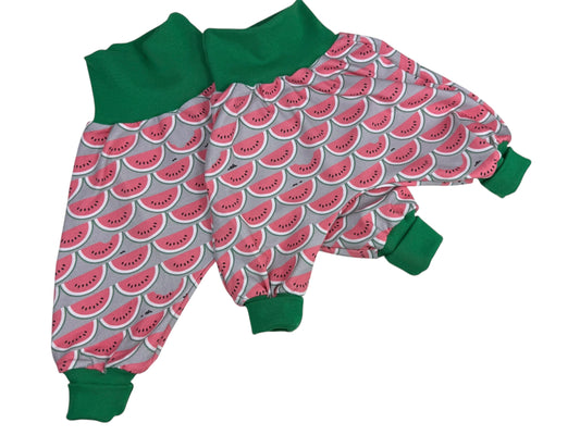 Handgemachte Babyhose aus leichtem Jersey it Mitwachsbündchen