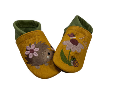 Handgemachte Lederpuschen Baby mit Igel & Blumen-Motiv