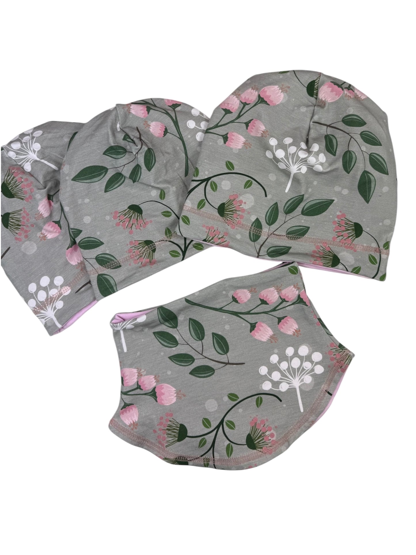 Handgemachte Beanie und Halssocke aus Jersey mit floralem Muster in Grau und Rosa