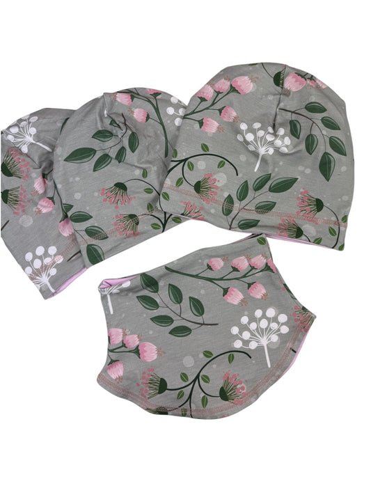 Handgemachte Beanie und Halssocke aus Jersey mit floralem Muster in Grau und Rosa