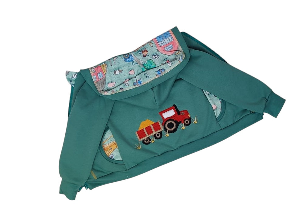 Rückenansicht: Bestickte Kinder-Sweatjacke in Staubgrün mit rotem Traktor und Anhänger