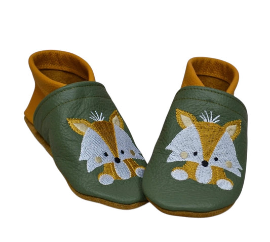 Lederpuschen mit Fuchs in Moos und Safran