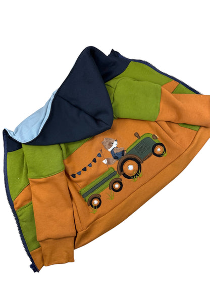 Handgenähte Kinderjacke mit Fuchs auf Traktor – Rückansicht