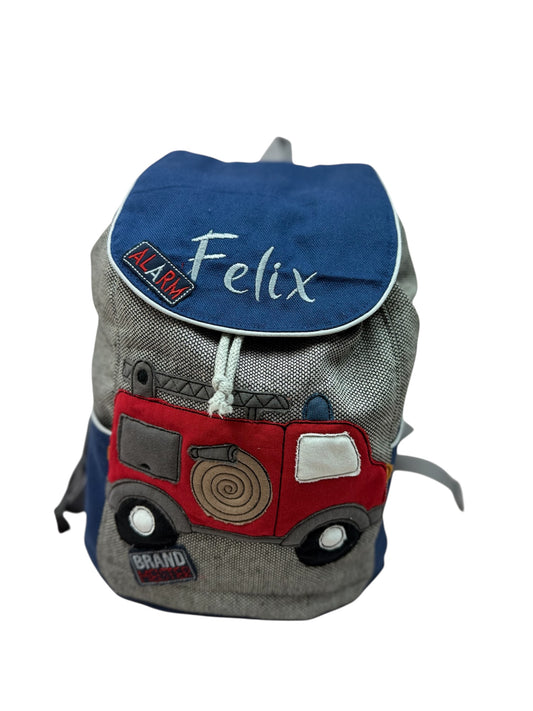 	Vorderansicht: Feuerwehr Rucksack mit Name, Applikation & Patches