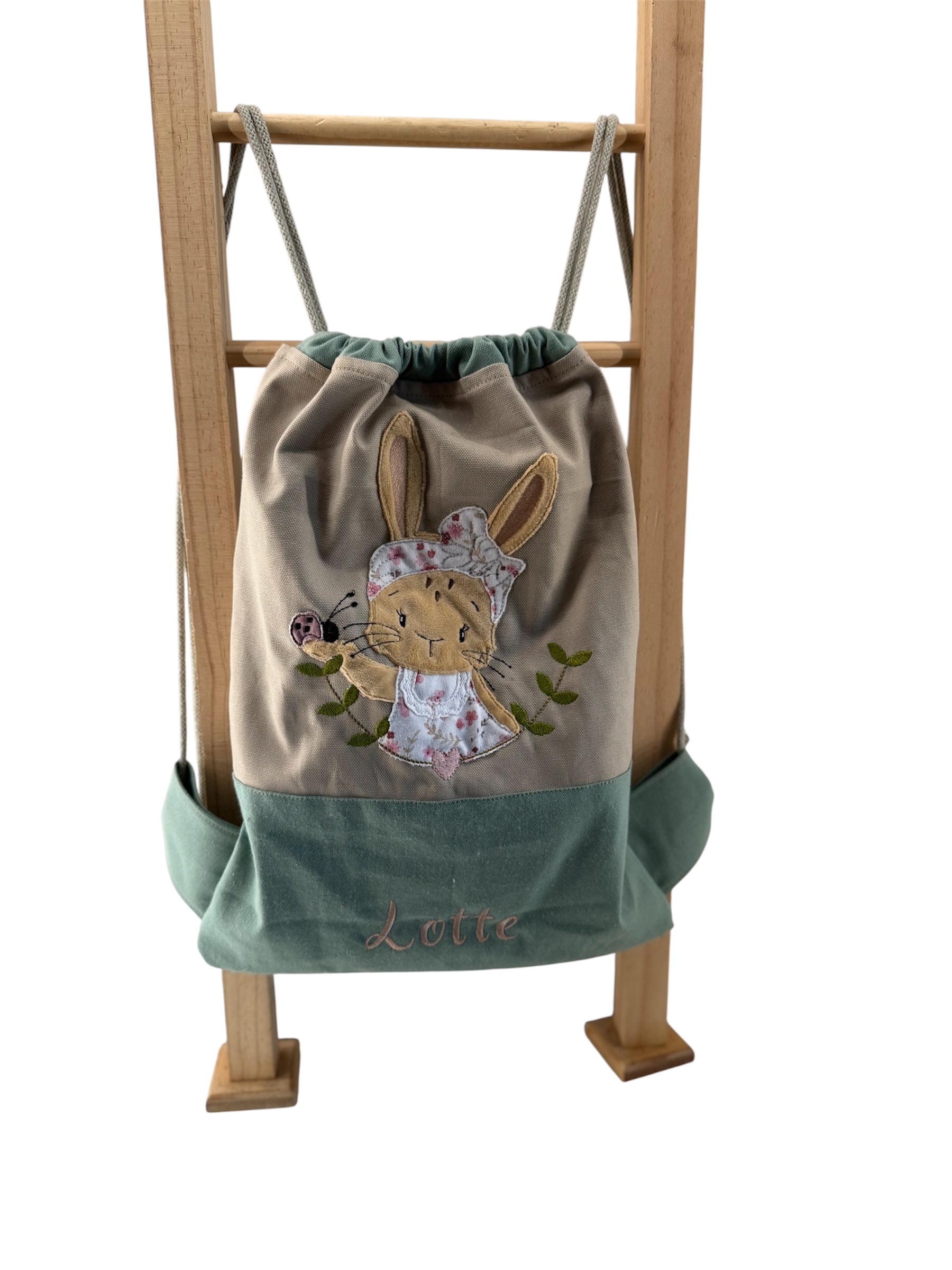 Detailansicht Kordelzug und Stickerei Hase Lotta

