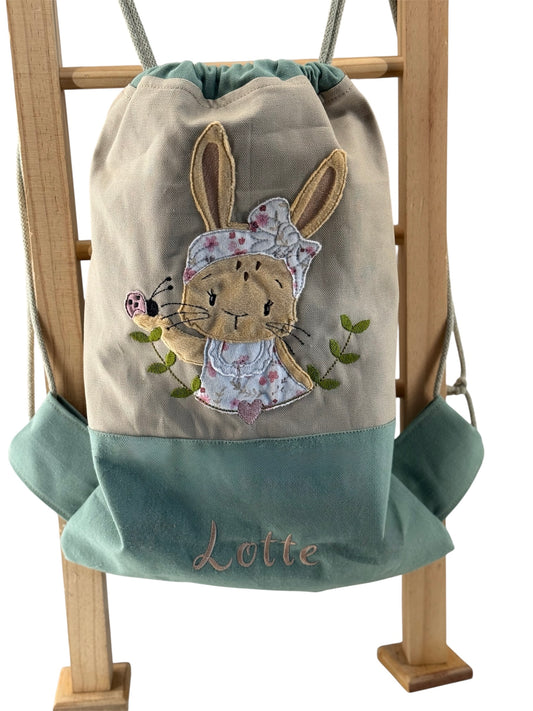 Vorderansicht Turnbeutel Hase Lotta in Salbeigrün und Beige, personalisiert mit Namen