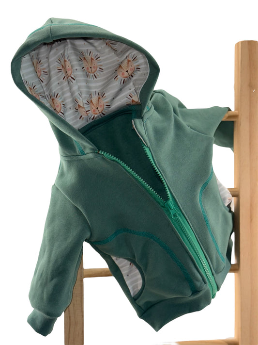 Grüne handmade Sweatjacke für Kinder, Kapuze mit Löwen-Musterstoff, geöffnet mit Reißverschluss, Größen 56–164