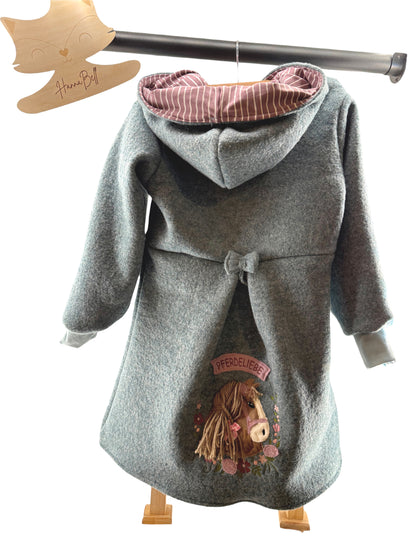 Personalisierbarer Walkmantel für Kinder (Gr. 74–134) – handmade Wollmantel aus 100% Walkwolle mit Zipfelkapuze & Wunsch-Stickerei