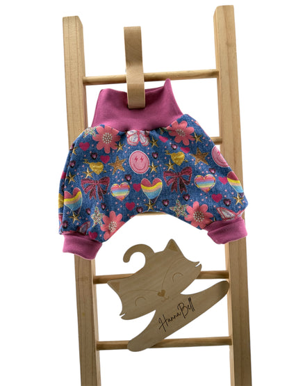 Baby Pumphose mit bunten Herzen und Sternen auf jeansblauem Sommersweat 