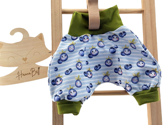 Handgemachte Baby Pumphose mit Blaubeere-Motiv