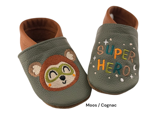 Lederpuschen Eichhörnchen Superheld Moos Cognac – Lederpuschen Kinder & Baby | Krabbelschuhe Leder | HannaBell