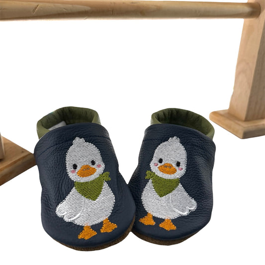 Dunkelblaue Lederpuschen mit niedlicher Entengans und Lindgrüner Ferse für babys und Kleinkinder 