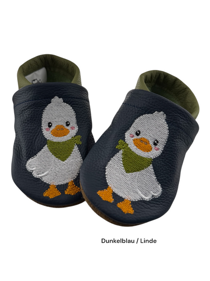     Dunkelblaue Lederpuschen mit niedlicher Entengans und lindgrünem Bündchen für Babys und Kleinkinder
