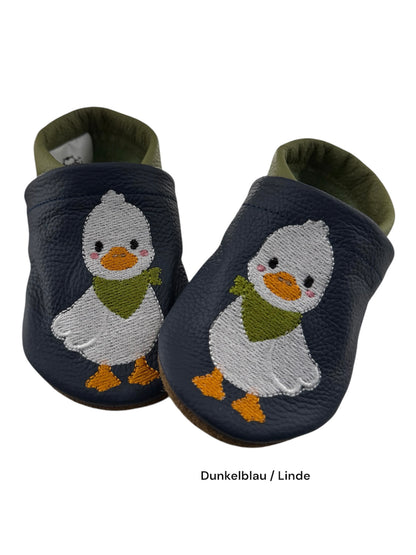 Handgefertigte Krabbelschuhe aus Leder mit liebevoll gestalteter Entengans Stickerei 