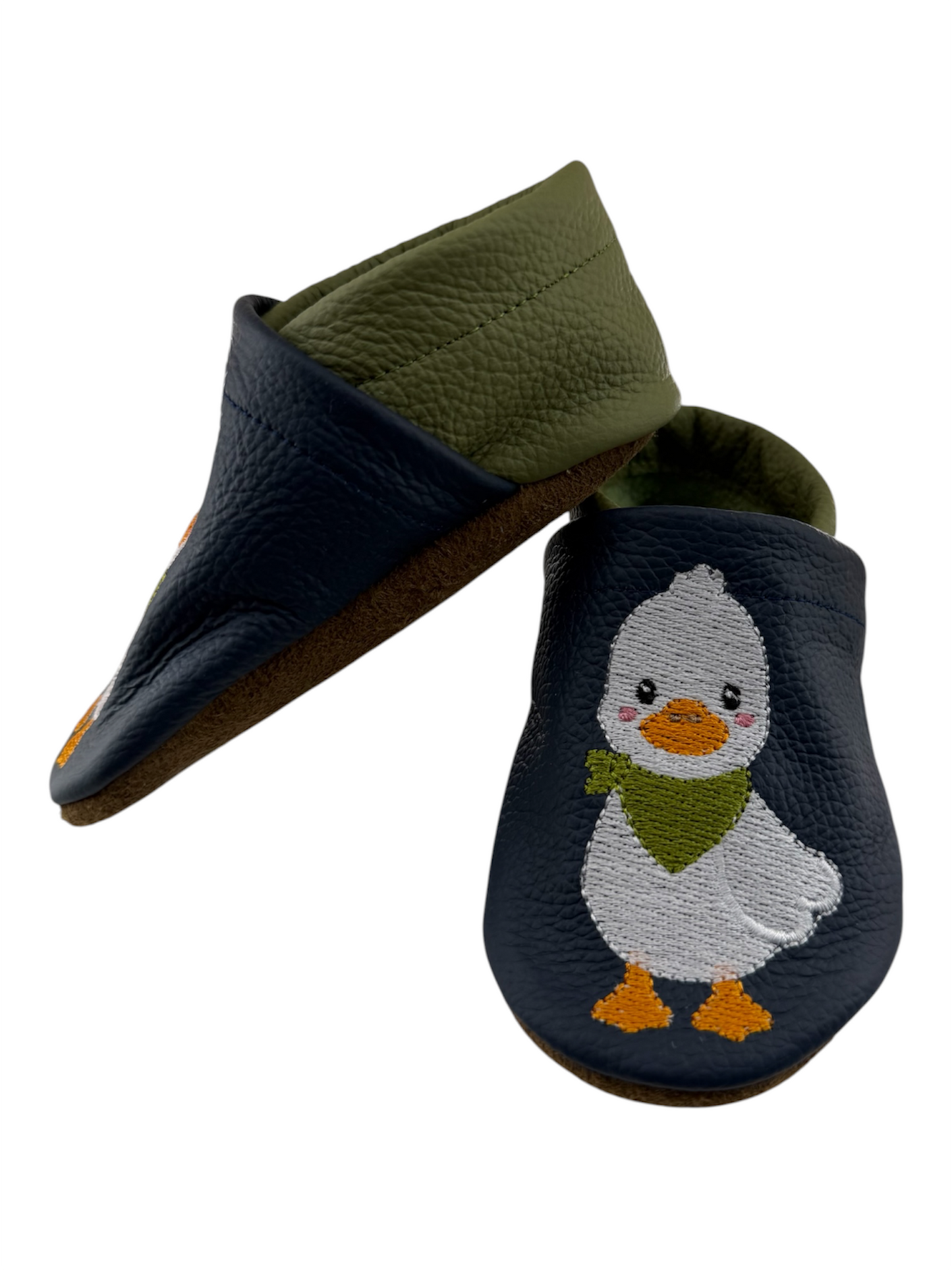     Handgefertigte Krabbelschuhe aus Leder mit liebevoll gestalteter Entengans-Stickerei