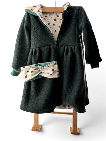 Personalisierbarer Walkmantel für Kinder (Gr. 74–134) – handmade Wollmantel aus 100% Walkwolle mit Zipfelkapuze & Wunsch-Stickerei