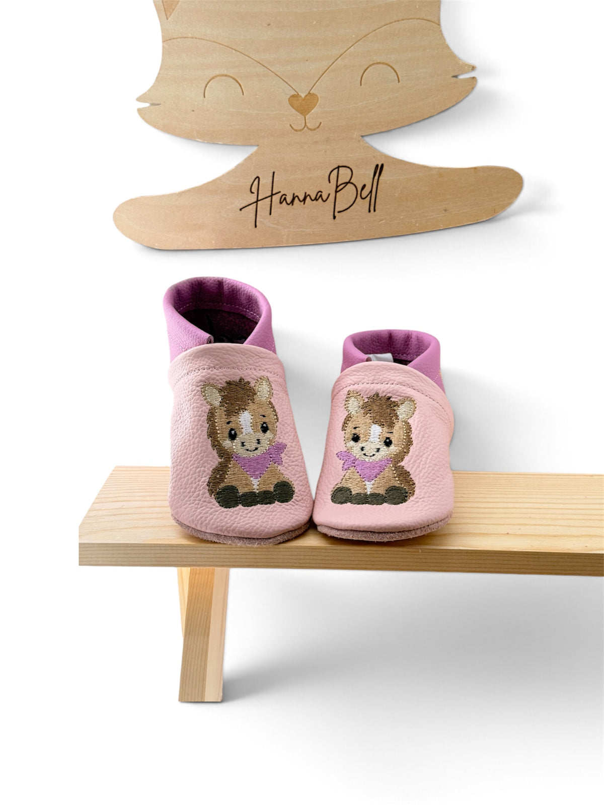     Rosa Krabbelschuhe aus Leder mit eigener Cute Pony Stickdatei von HannaBell
