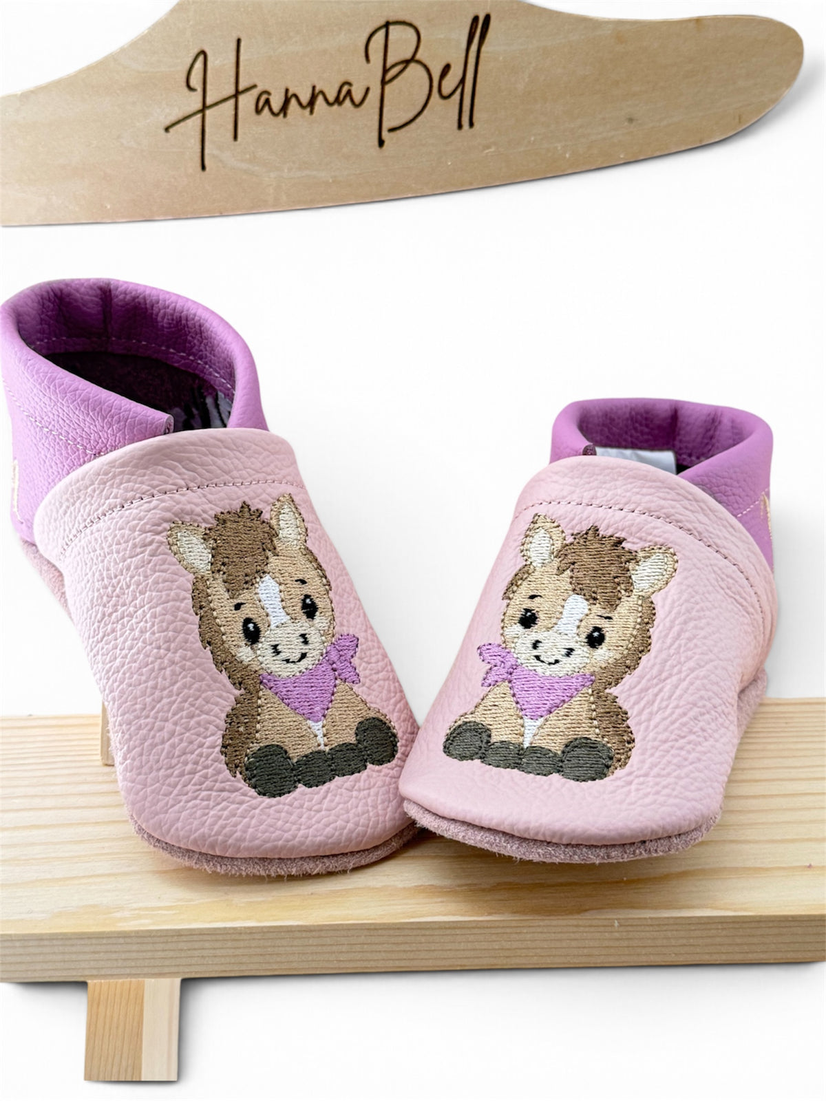     Personalisierbare Lederpuschen für Babys und Kleinkinder mit Cute Pony