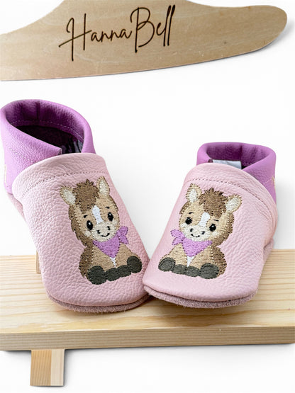     Personalisierbare Lederpuschen für Babys und Kleinkinder mit Cute Pony